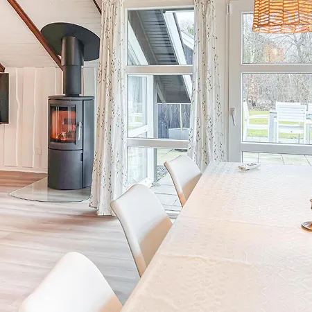 3 Bedroom Awesome In Holiday home *